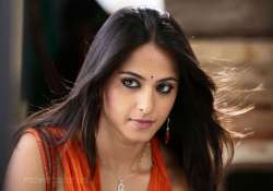 anushka shetty asked to shed weight for rudhramadevi