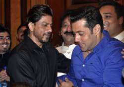 bigg boss 8 salman khan recommends shah rukh khan s name for hosting show