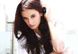 evelyn sharma to star in crime thriller dannk