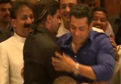 shah rukh salman hug each other at baba siddiqui s iftar bash again view exclusive pics