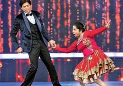 srk dances with a nurse on dil se naachein indiawaale