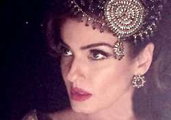 ranbir kapoor s bombay velvet raveena tandon out of the film