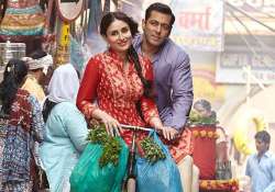 salman gifts bajrangi bhaijaan painting to kareena