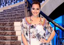 on farah ki daawat sonakshi enjoys cooking with mom