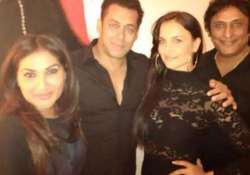 salman khan and elli avram spotted together in dubai