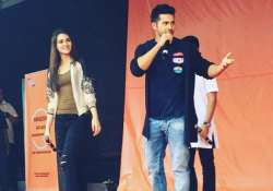 watch video varun dhawan wore a skirt and it fell off during a live performance