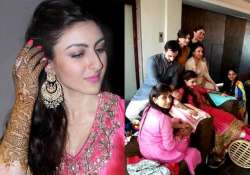 soha ali khan s mehendi ceremony bride along with kareena saif look all happy see inside pics