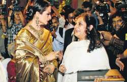 jaya bachchan breaks ice with rekha