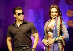 salman khan throws surprise birthday bash for sonakshi sinha