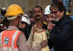 amitabh bachchan donates his silsila jacket to labourer