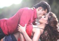 bipasha basu s hot and spooky alone trailer crosses 3 mn views on youtube watch video