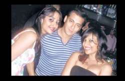 chilling smiling salman is generous