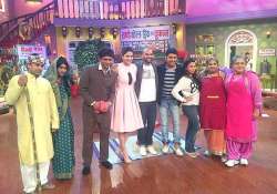 comedy nights with kapil anushka sharma plays with kapil s dog promotes nh10