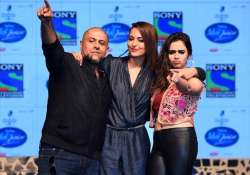 sonakshi sinha makes small screen debut launches indian idol junior see pics