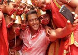 bajrangi bhaijaan s first song selfie le le re out watch here