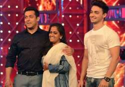 when salman khan got a surprise visit by arpita aayush on bigg boss 8 view pics