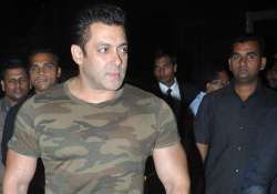 salman robbed gang of four girls takes away his wallet pendant