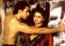 revealed salman khan wanted to kiss bhagyashree but she denied watch video