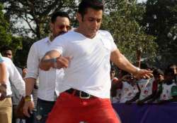 salman khan denies report of buying ownership in isl team