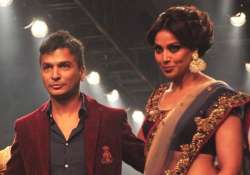 vikram phadnis ropes in bipasha basu in his directorial debut film