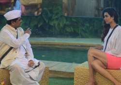 bigg boss 8 halla bol day 20 karishma s relationship with upen won t last predicts pandit janardhan