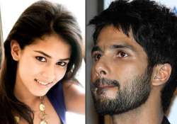 34 year old shahid kapoor to marry a delhi girl who is not even 23