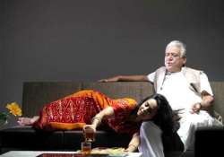 mallika sherawat was uncomfortable doing bold scenes with om puri