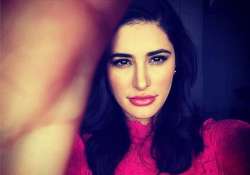 nargis fakhri clicks pink selfie to support breast cancer awareness