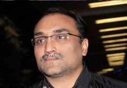 aditya chopra begins prepping for befikre in paris