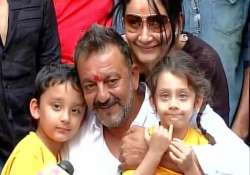 good husband sanjay dutt gives rs 440 to best half manyata