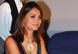 lara dutta warns against fake facebook accounts