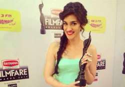 kriti sanon celebrates filmfare award