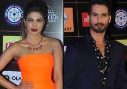 priyanka chopra kissed her ex flame shahid kapoor at star guild awards 2015