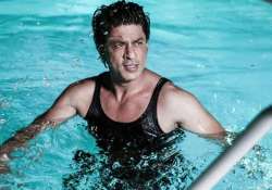 must watch video shah rukh khan can breathe underwater