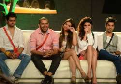 bigg boss 8 halla bol day 21 ali ajaz ends their fight pritam s shocking confession for karishma