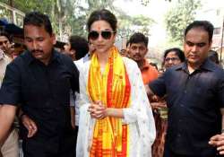 deepika padukone visits siddhivinayak temple to pray for ranbir kapoor and tamasha