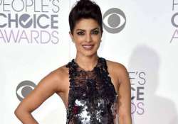 priyanka chopra thanks fans via speaking picture after winning people s choice awards