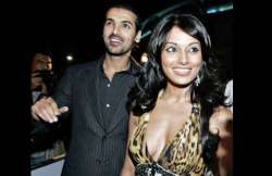 john bipasha postpone party for dhoni sakshi