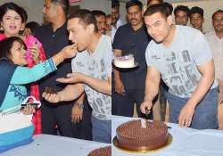 aamir khan cuts 50th birthday cake with media