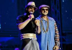 shah rukh khan slapped yo yo honey singh during slam the tour concert