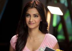 i don t bow down to cyber bullying sonam kapoor