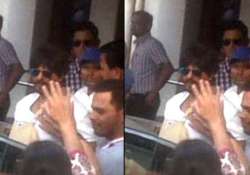 injured shah rukh khan discharged back to work see exclusive pics