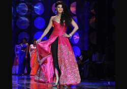 jaqueline fernandez turns showstopper for jyotsna tiwari