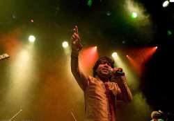 kailash kher mesmerizes karachi crowd