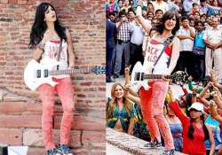 katrina continues yash raj tradition of grunge