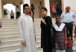 katrina offers prayers at ajmer sharif dargah