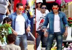 watch new pics of salman khan from the sets of mental