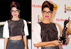 priyanka chopra doesn t want to get associated with shah rukh khan view pics