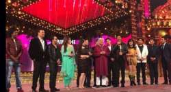 srk farhan akhtar honoured at mirchi music awards view pics