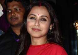 rani mukerji prays at kalighat urges women to be brave